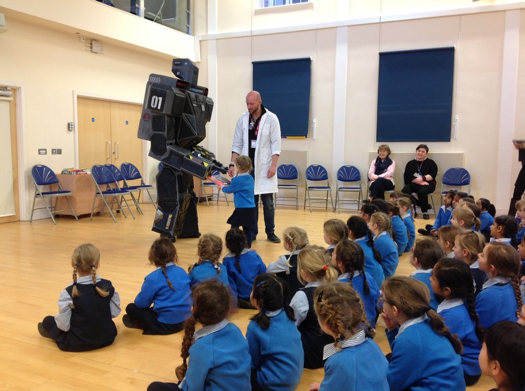 RMSCadogan's tweet image. We are finding out how to give the robot instructions. #writingday