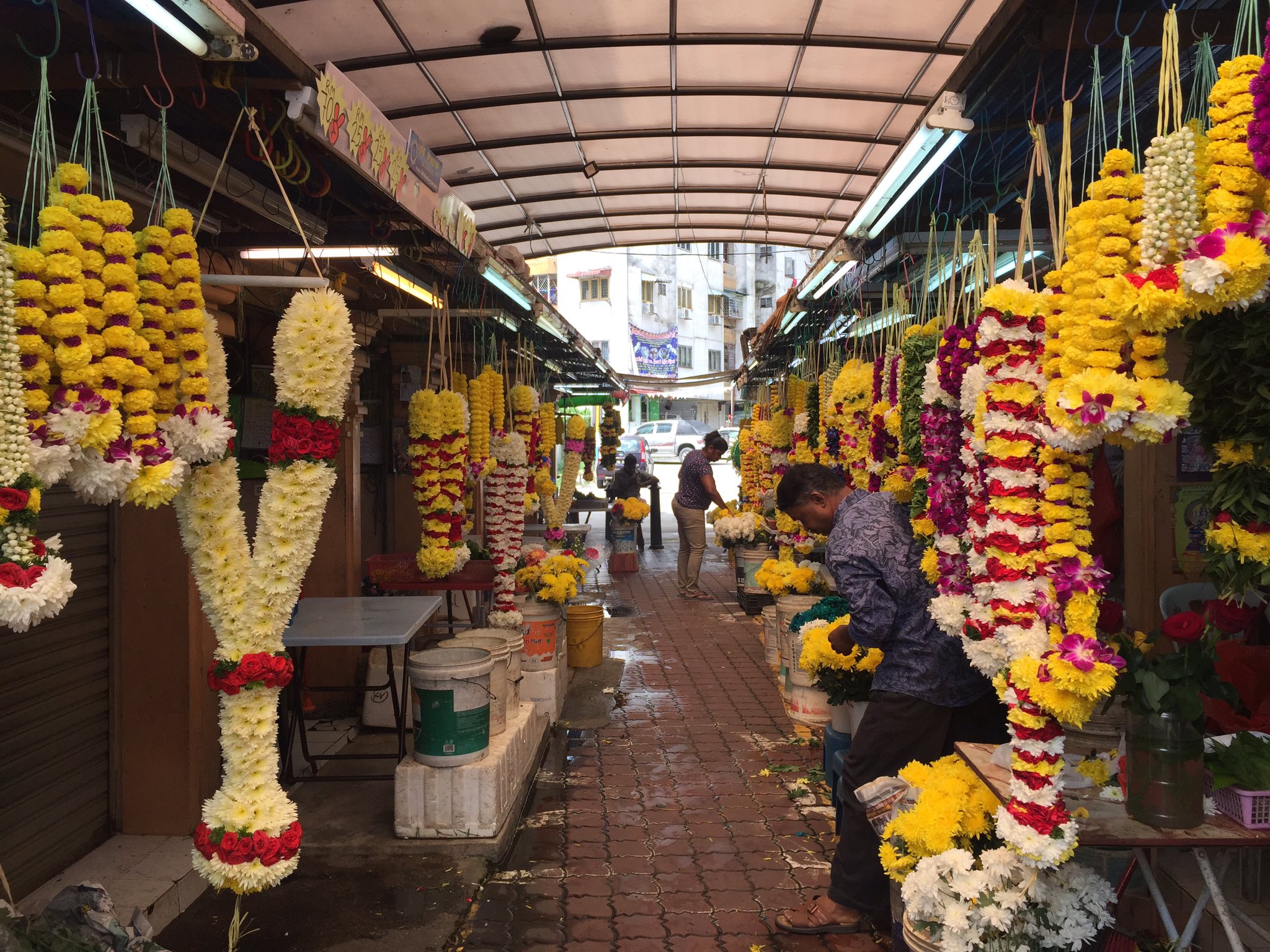 かおり マレーシアのリトルインディア インド人街 でよく見かける花飾り これらはヒンドゥー寺院にそなえる為のもので全て手作りです 黄色のマリーゴールドは縁起が良いと言われておりインドでは 神様にお供えする花はマリーゴールドが定番です 他に