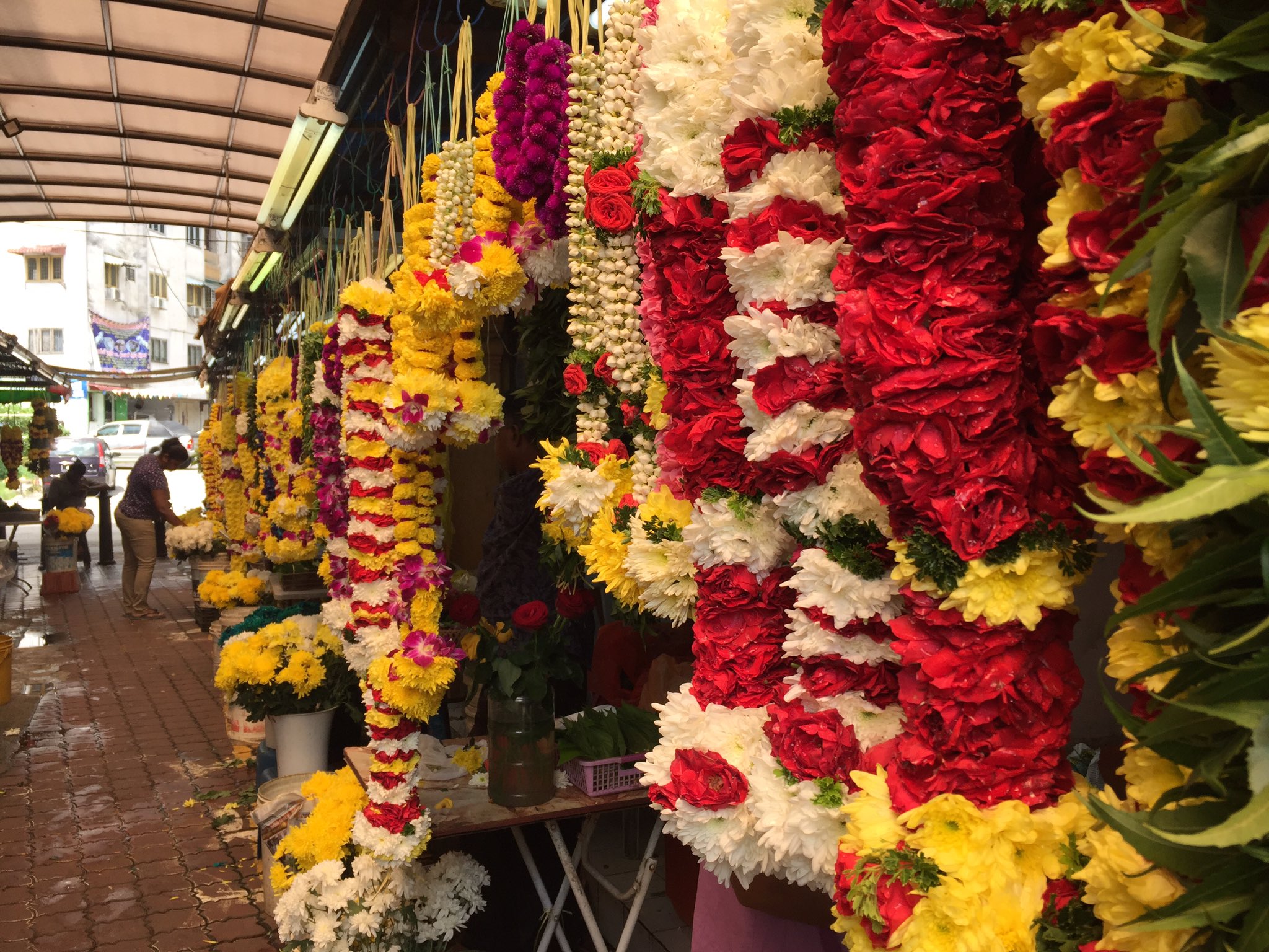かおり マレーシアのリトルインディア インド人街 でよく見かける花飾り これらはヒンドゥー寺院にそなえる為のもので全て手作りです 黄色のマリーゴールドは縁起が良いと言われておりインドでは 神様にお供えする花はマリーゴールドが定番です 他に