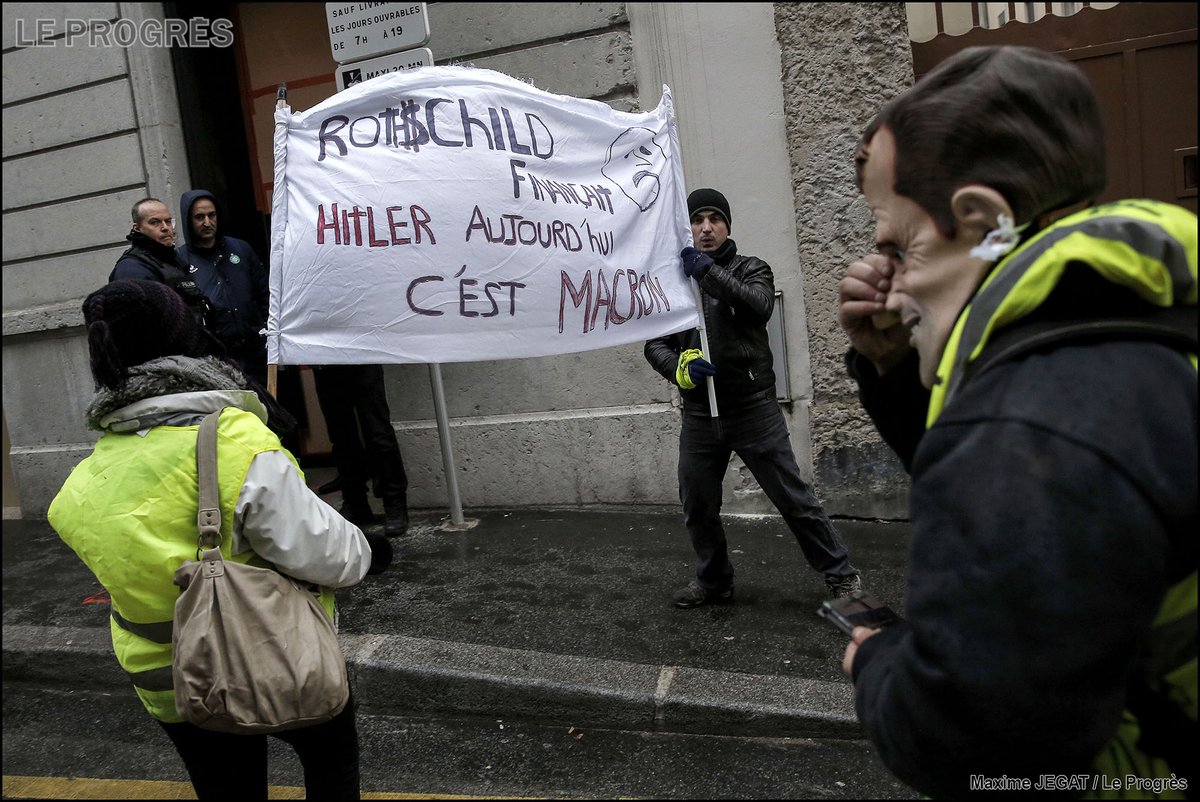 Action des #GiletsJaunes devant la banque #Rothschild à #Lyon. Plus d'infos: c.leprogres.fr/rhone-69-editi…