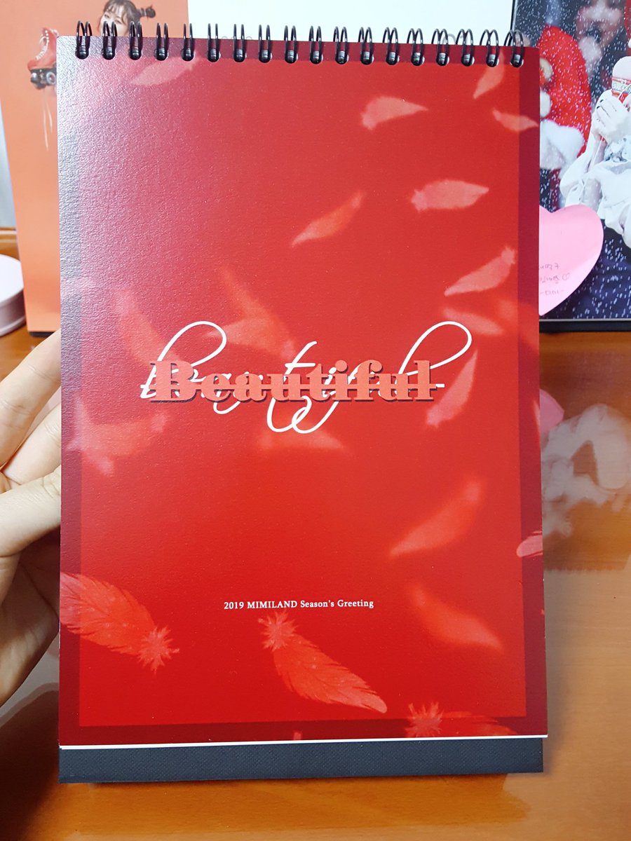 taeri_def's tweet photo. @JUNGMIMInet 미미 시그 잘 받았습니다!!!!
미미언니 얼굴 실화인가욤....사진 하나하나 다 너무 이뻐요ㅠㅠㅠㅜ 달력 넘길때마다 얼굴감상 930101번 하겠습니다ㅠㅠㅠ!!! 폴라로이드랑 뱃지도 넘 귀여워여😣😣 넘 이쁘게 셀렉 잘 해주셔서 감쟈합니당💛💛 https://t.co/gpBsjE8JoL