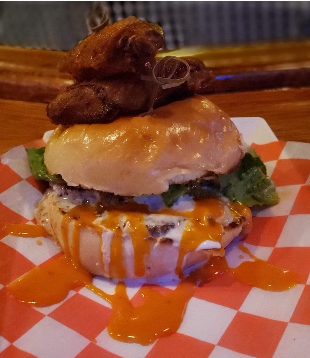 oaklynmanorbar's tweet image. Wednesday @The Manor
Kontenders Poker &amp;amp; Burger &amp;amp; Beer Night! Buffalo Jack burger, Two 4oz Angus Beef Patties w Blue Cheese crumbles, blue cheese dressing, drizzled w housemade Mild sauce,  speared w two Manor style Buffalo wings w fries for only $7!! Add any domestic beer for $3!