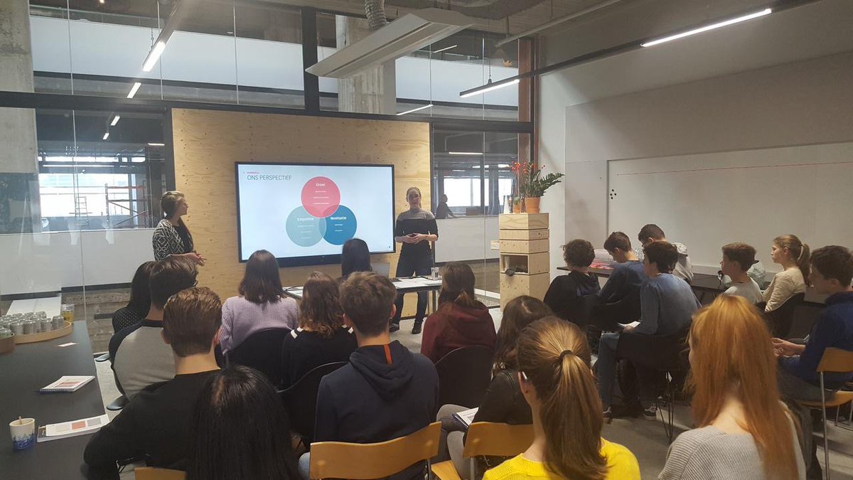 Eckartcollege's tweet photo. Leerlingen 4 havo en vwo van #Eckartcollege die meedoen aan de Class of Entrepreneurship, volgden vanmiddag de masterclass designthinking van ingenieursbureau #VanBerlo. Mooi innovatief onderwijs van #Brainportscholen! https://t.co/aIKlDmscr2