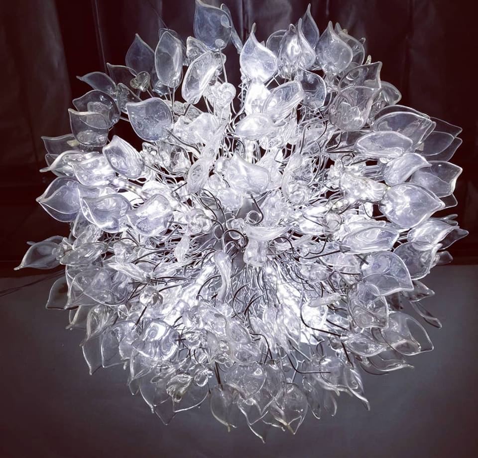 MCShowrooms's tweet image. Incredible #chandelier from @EmanuelMorez, handcrafted with delicate resin leaves and touches of flowers in translucent clear with silver metal interior and LED strip light. #WDCDesign #interiorinspo #lighting #luxurystyle #interiordesign