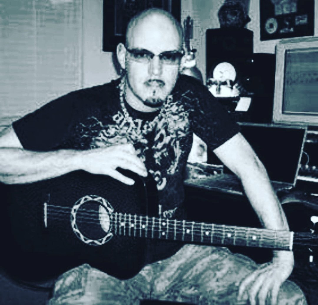 Radi0Madrugada's tweet photo. Hoy es #cumpleaños #birthday de #CarlBell #Guitarrista de #Fuel #Kenton #Tennessee #USA #HardRock #postGrounge #Country #Rock https://t.co/DmdMy0lPXT
