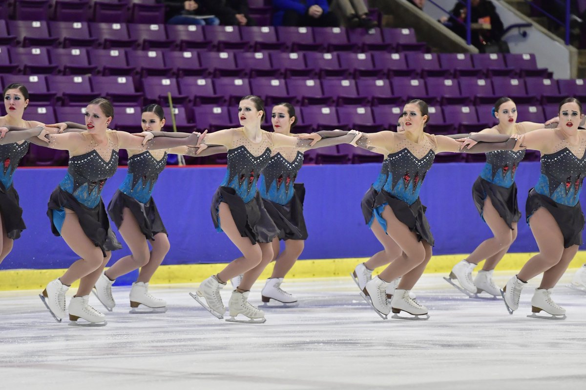 cscoeur's tweet photo. Bravo à Cassandra Poliquin, élève du #cscoeur, qui fait partie de l’équipe de patinage synchronisée Cassiopée intermédiaire qui s'est classée 6e sur 16 équipes lors de la compétition Skate Ontario Winterfest, tenue les 4, 5 et 6 janvier derniers à Brampton. #cscsport https://t.co/hR2aPL2ghR