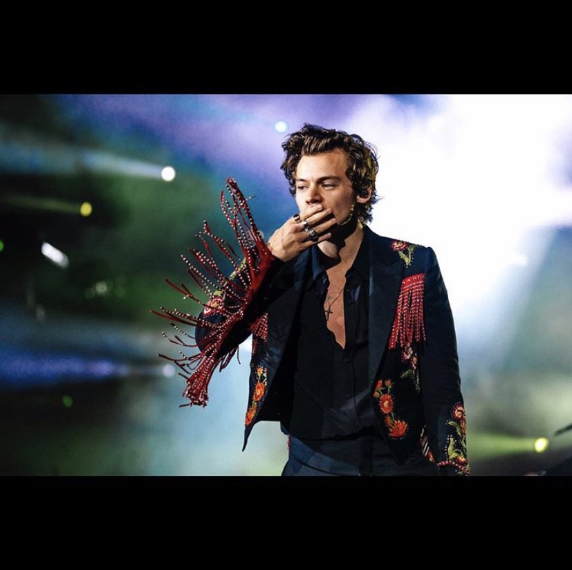 AFlNELINE's tweet photo. helene doesn’t chase harry around on stage to take these amazing pictures for us for y’all to let her flop so vote #HelenePambrun #FaveTourPhotographer #iHeartAward https://t.co/a6AK7JhmDv