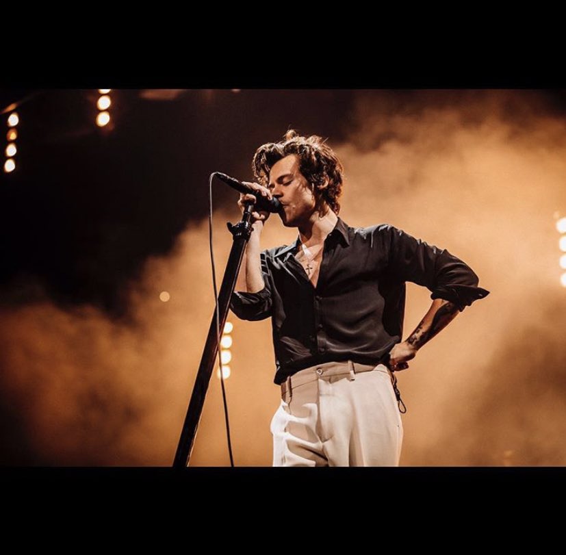 AFlNELINE's tweet photo. helene doesn’t chase harry around on stage to take these amazing pictures for us for y’all to let her flop so vote #HelenePambrun #FaveTourPhotographer #iHeartAward https://t.co/a6AK7JhmDv