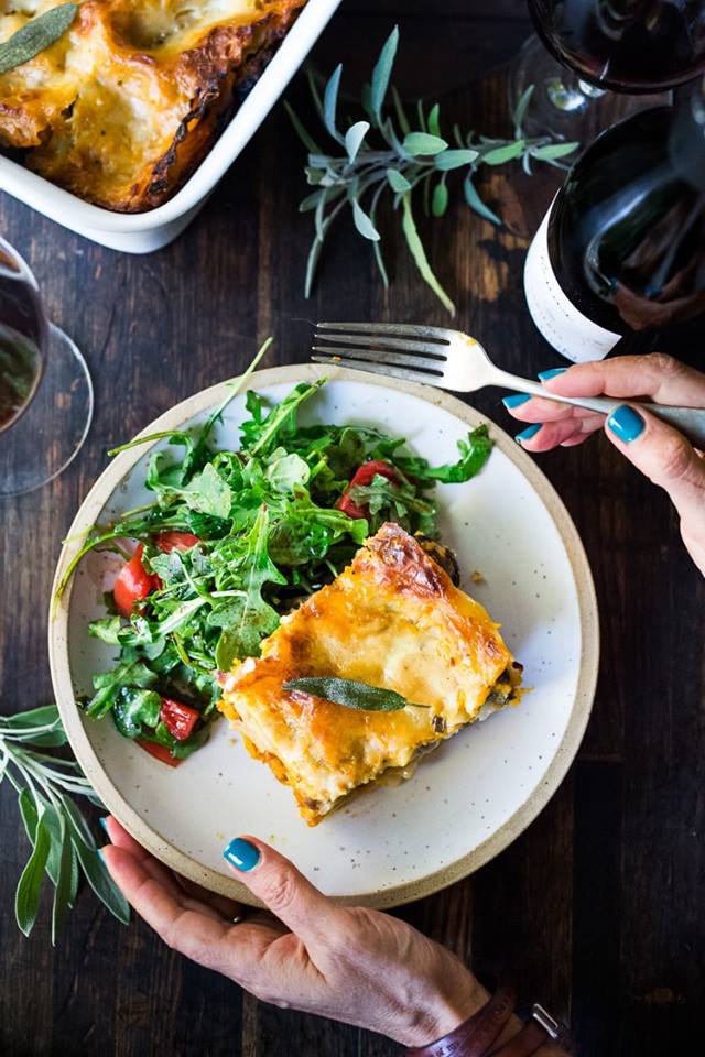 Des lasagnes revisitées et un verre de Chénas ? Des inspirations culinaires qui sentent bon l'hiver !
📸 <a href="/Feastingathome/">Sylvia Fountaine</a>