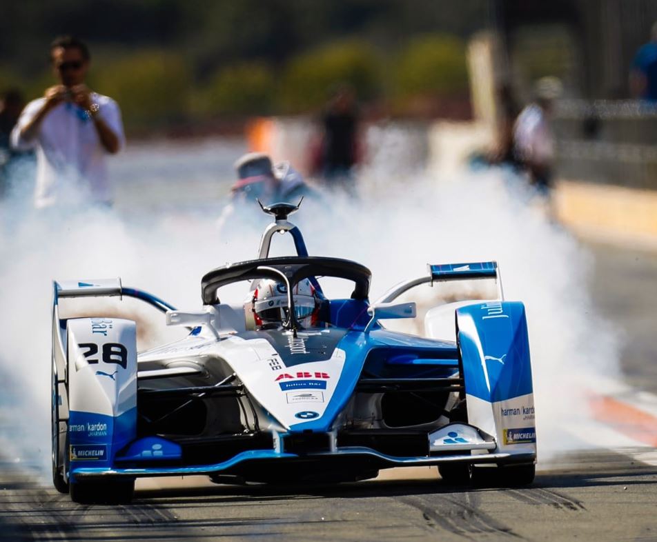 ABBCzech's tweet photo. Plány na weekend? Praha má přímé letecké spojení s nádhernou pouštní Marakéší, kde již tuto sobotu staruje 2. závod letošního @FIAFormulaE #ABBFormuleE #MarrakeshEPrix Vyrazíte? https://t.co/ZBJIAE1uMt