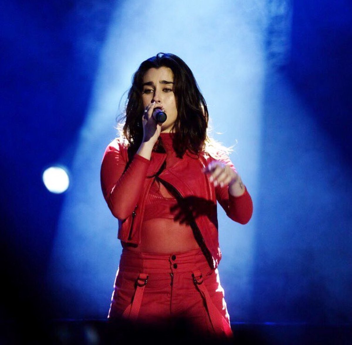 LMJArgentina's tweet photo. RESPONDAN CON EL HT Y DEN RT 

¿Cual es la primera palabra que se les viene a la cabeza cuando ven esta foto?

#LaurenJauregui #iHeartAwards #BestSoloBreakout https://t.co/ePbbkah1Bd