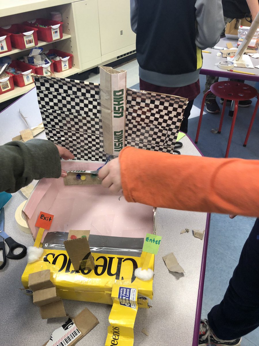 WeissKrissy's tweet photo. 5J started their amusement park projects. Next step #littlebits so much creativity with the #tinkertruck ! https://t.co/GBUoOYQ4m5