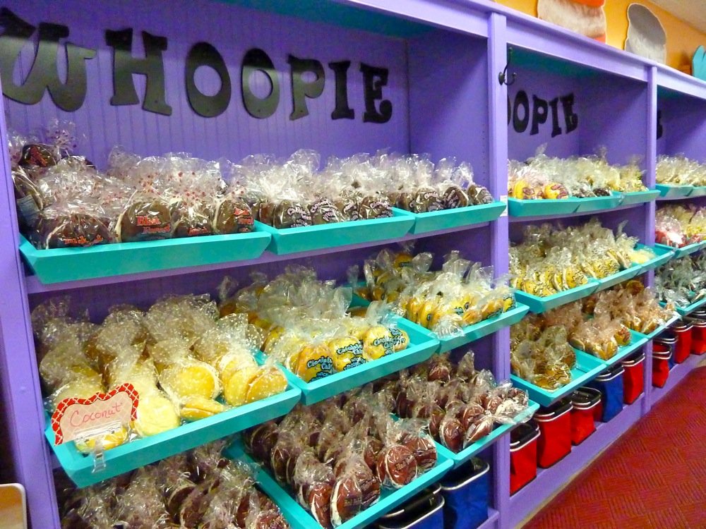 Love whoopies pies? You've got to check out this store in Freeport, Maine:   visitingnewengland.com/maine-whoopie-… #WickedWhoopies #WhoopiePie