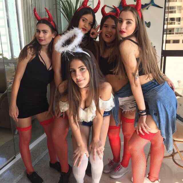 caismila's tweet photo. eu no meio das minhas amigas https://t.co/oMi03h3jnI