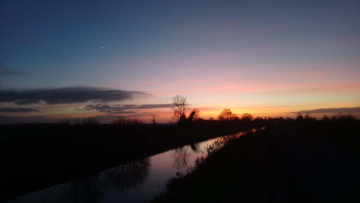 Absolutely stunning #sunset From West Pinchbeck, Lincolnshire #biglincolnshiresky #StormHour <a href="/StormHour/">#StormHour</a> <a href="/LincsSkies/">Lincolnshire Skies</a> <a href="/Abbiedew/">Abbie Dewhurst</a> <a href="/DeepingsSkies/">The Deepings Skies</a> <a href="/EarthandClouds/">Earth and Clouds</a> <a href="/looknorthBBC/">BBC East Yorkshire</a>
