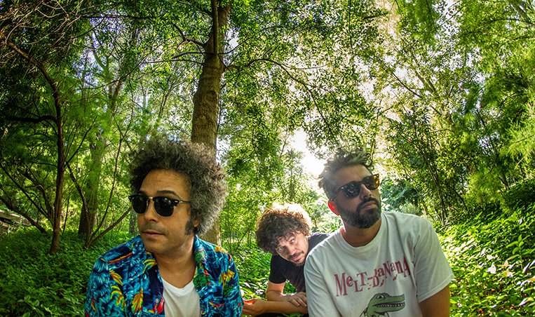 En su último disco, el trío valenciano JupiterLion exprime su vertiente experimental y reincide en las influencias del krautrock alemán de los años 70, pero expande aún más su universo sonoro <a href="/16_Toneladas/">16 Toneladas</a> bit.ly/2ClxeTV