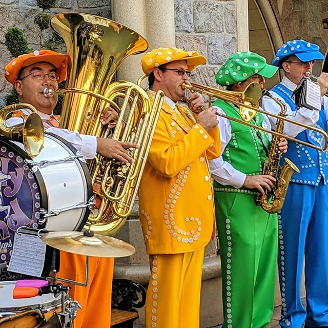 disneydrew2u's tweet image. I always make time for the #Disneyland #PearlyBand. #ButtonsForDays #Fantasyland #DisneylandMusic #DisneylandAnaheim #DisneylandAnaheim #DisneylandResort #SleepingBeautyCastle bit.ly/2AFNdMe