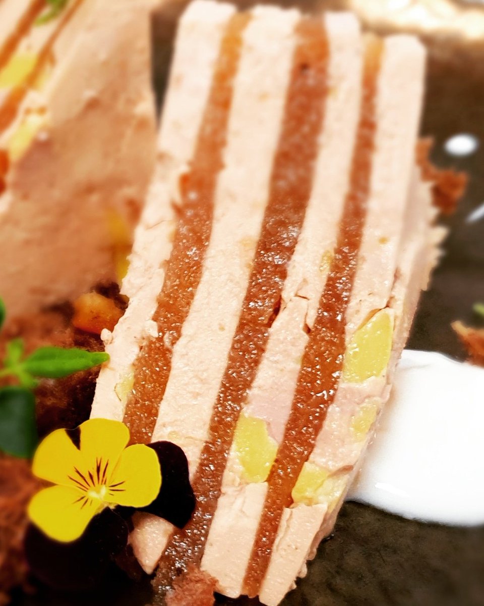 maurovaia's tweet photo. Milhojas de foie y membrillo con yogurt ahumado y pan de cacao by @DMasllorens @AradoMadrid @MeliaMadSerrano https://t.co/Bchg9dKkZM