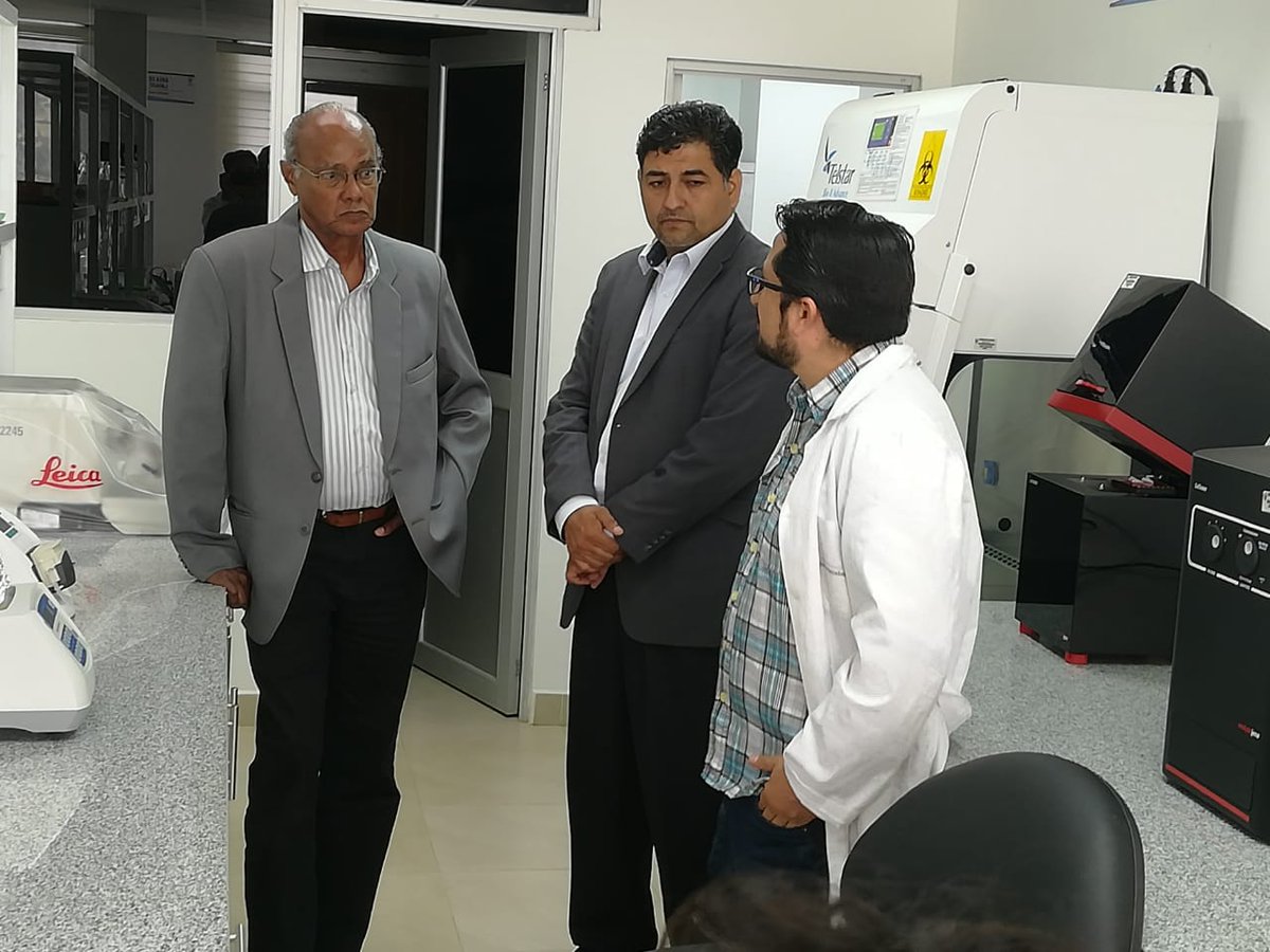 ueboficial_ec's tweet photo. @UniversidadB @UlicesEdu @AraceliLucioQ1 @MarceloVilcacu1 agradecen cordial visita d representantes @UNEMI_ec a los laboratorios dl Dep. Investigación d la UEB, el Director @MarceloVilcacu1 recibió a nuestros invitados e instruyó sobre el potencial tecnológico que poseemos. https://t.co/8nU7zBQwVv