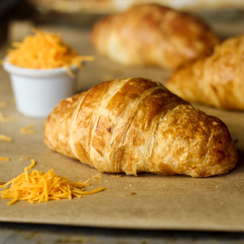 ¡Tu favorito! Durante nuestro mes de aniversario, disfruta 2 Croissants Rellenos de jamón y queso por Q.16. 🥐