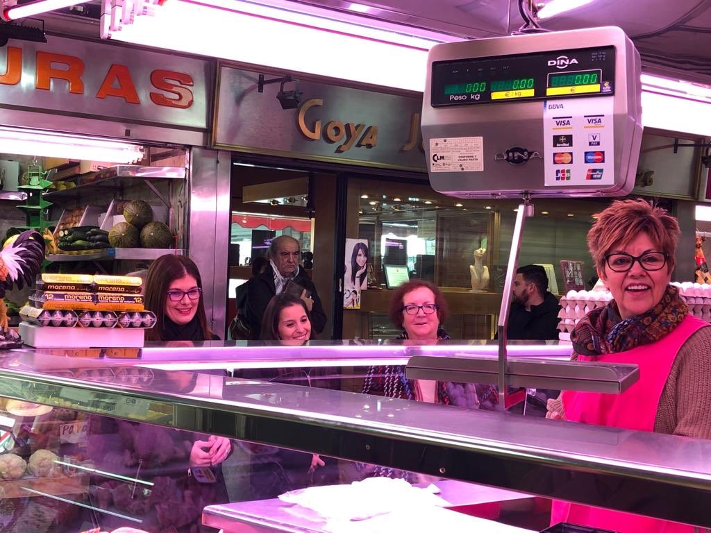 Noelia_posse's tweet photo. El mercado de Paseo de Goya, que hemos visitado hoy, es ejemplo del trabajo y la dedicación durante años de sus comerciantes, quienes proporcionan una calidad y atención personal que sólo puede encontrarse en el comercio urbano que debe, siempre, potenciarse #JuntosHacemosCiudad https://t.co/CD7CXT9OiX
