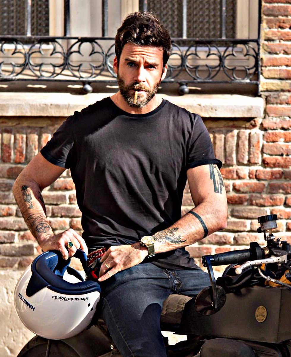 Clickche1's tweet photo. ¿Como habéis empezado el 2019? 🤔😏
Nosotros seguidos trabajando de la mano con nuestro Fernando Ojeda, esta vez para @montblanc_world 👔👞🏍
.
.
#picoftheday #clickche #FernandoOjeda #Shooting #MontBlanc #Advertising #Campaign #Martes #Work https://t.co/GxMACXH97B