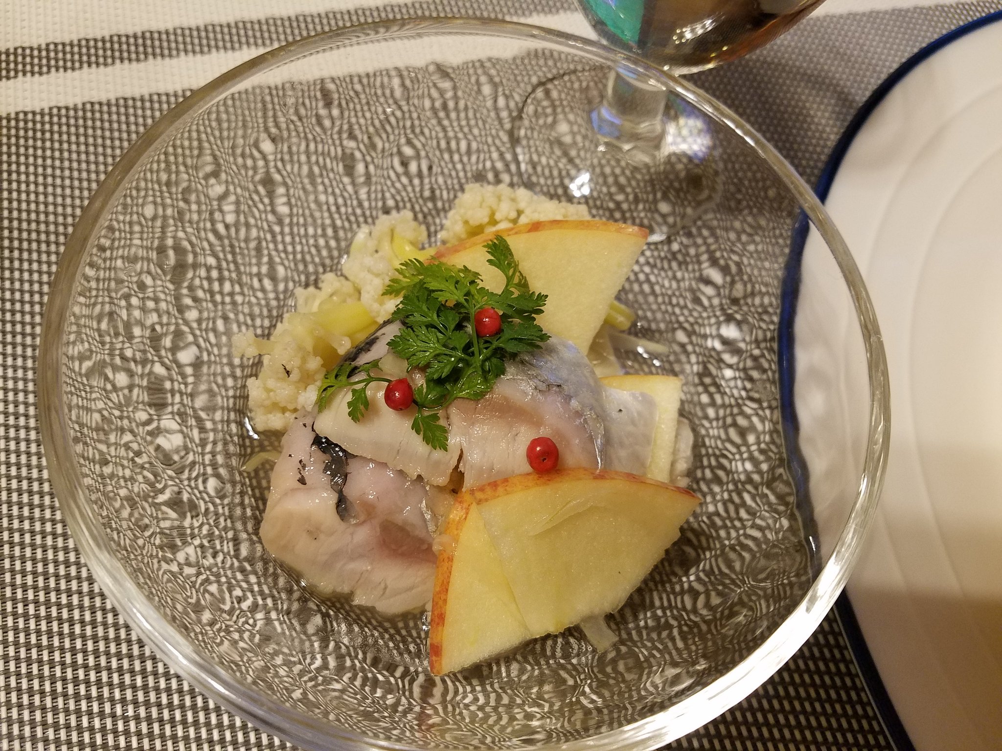 しろぎす 今日の晩酌 ニシンのパイ ニシンとりんごのマリネ いつかは食べたみたかった魔女の宅急便のニシンパイ パイ生地からソースがはみ出ちゃったけどまぁまぁ美味しかった 鰊が少なく南瓜が多かった マリネは美味しかった ハーブビネガーで作って
