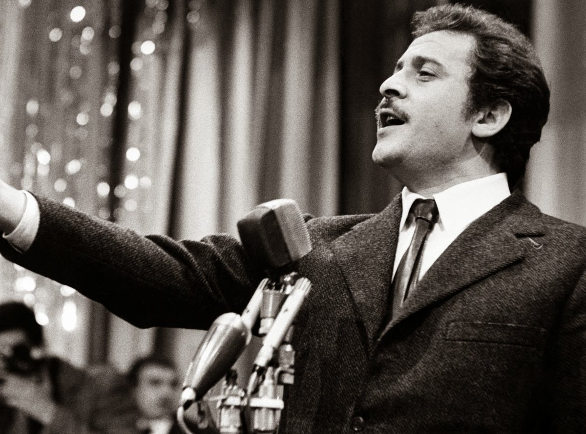915lagofm's tweet photo. el 09 de enero de 1928 nace el ídolo italiano #DomenicoModugno, conocido como el primer #cantautor italiano y mundialmente famoso por su #hit de 1958 'Nel Blu Dipinto Di Blu (Volare)'. Falleció en 1994 a los 66 años. https://t.co/Erjm8oSelQ