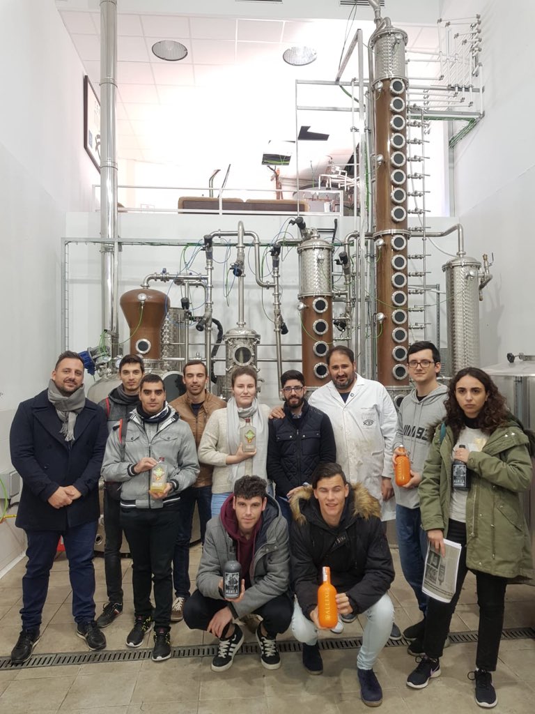 🔬 Los alumnos de la <a href="/ehdelmarques/">Castillo del Marqués</a> nos han visitado hoy para recibir una masterclass de destilados de nuestro maestro destilador Antonio Montes. ¡Nos ha encantado teneros con nosotros! #ginballix
