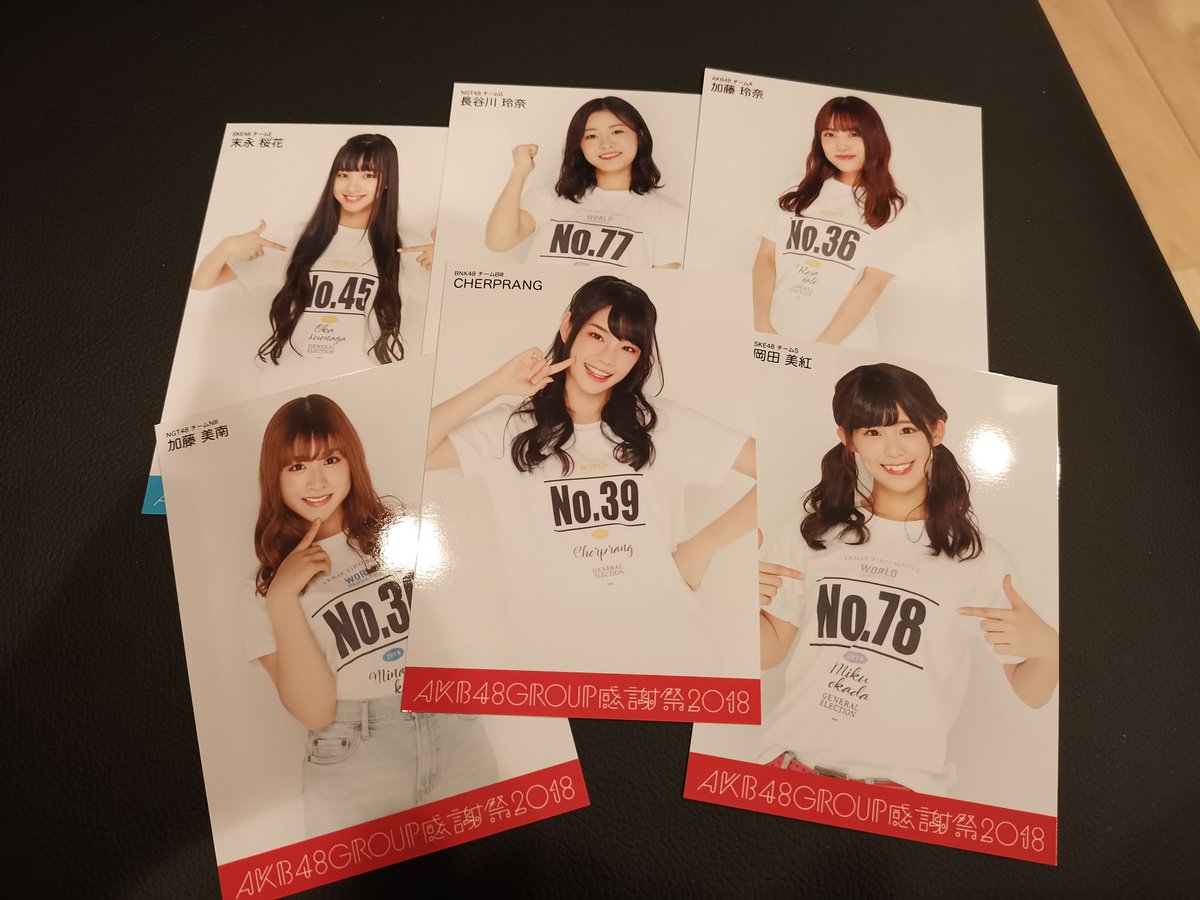 schdawn48's tweet photo. รูปแถม Bluray งานขอบคุณเลือกตั้ง AKB48 Group 2018 คนกลางใครอ๊ะ น่ารักจัง ☺️ #CherprangBNK48 https://t.co/rKze9L2iml