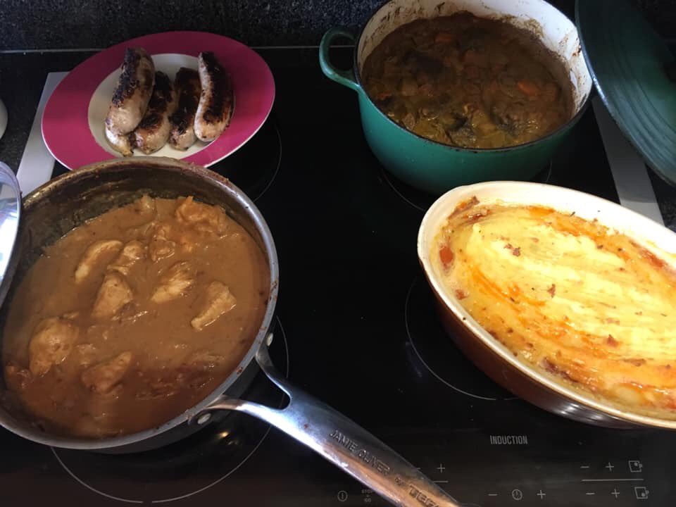 knit1slip1psso's tweet photo. Silver lining to freezer disaster: homemade sausage, beef curry, fish pie (heavy on the prawns) and chilli chicken satay... so, buffet at mine tonight, invites sent, full house! #buffetparty only rice to do...😃 https://t.co/6Mqem5nsSU