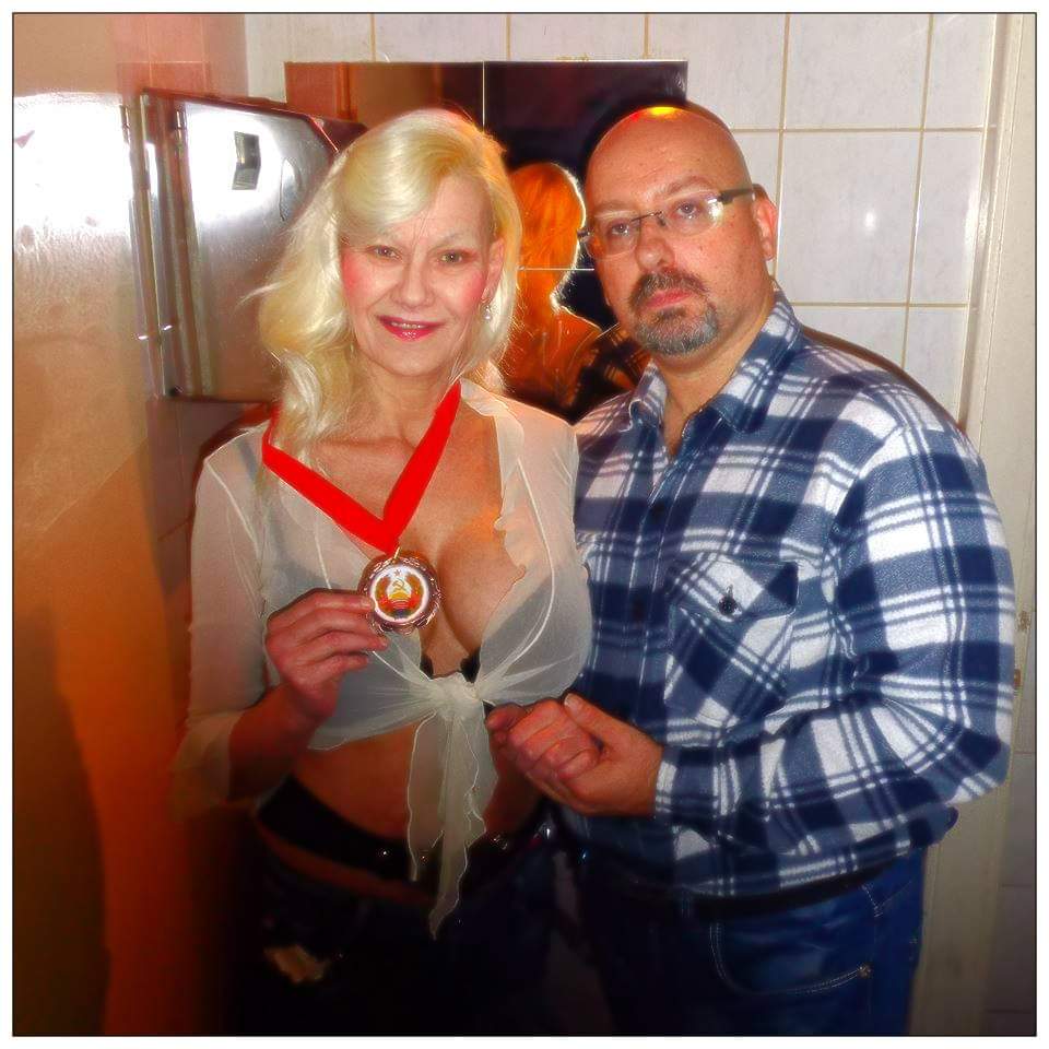 LaufhausKoenig's tweet photo. #EisamStiel Star zieht v d #Schlangen vor ihrem #Laufhaus Top zu d #Promi #Giftschlangen  ins #Dschungelcamp 
S.E. #WalterGerhardPiranty verlieh i d transnistrischen #Botschaft i #Wien, d #WC i #SingleTREFF, #SybilleRauch schon mal den #Busenbandorden 1. Klasse am Band 👯‍♀️🐍👯‍♀️ https://t.co/HPeuGATugh