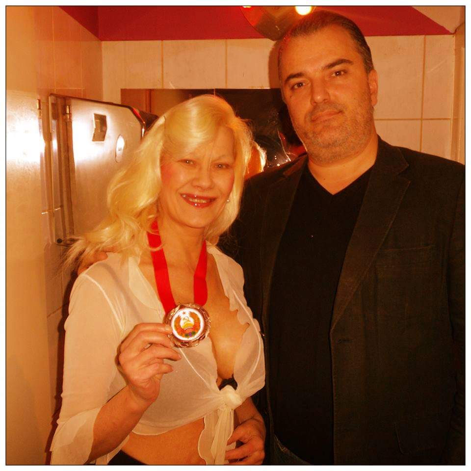 LaufhausKoenig's tweet photo. #EisamStiel Star zieht v d #Schlangen vor ihrem #Laufhaus Top zu d #Promi #Giftschlangen  ins #Dschungelcamp 
S.E. #WalterGerhardPiranty verlieh i d transnistrischen #Botschaft i #Wien, d #WC i #SingleTREFF, #SybilleRauch schon mal den #Busenbandorden 1. Klasse am Band 👯‍♀️🐍👯‍♀️ https://t.co/HPeuGATugh