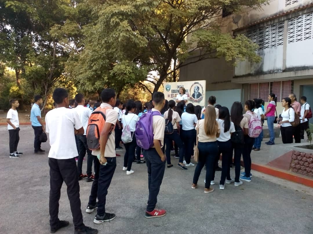 Vtiby1's tweet photo. Actividad cívica en la UEN Dr Elíseo Acosta, San Sebastian. Con entusiasmo y compromiso. #YoJuroConMaduro .@NicolasMaduro @aristobulopsuv @RMarcoTorres @leoalvacabrera @ZE_Aragua @CRIFPMA @solyosmig https://t.co/i97bAJJebc