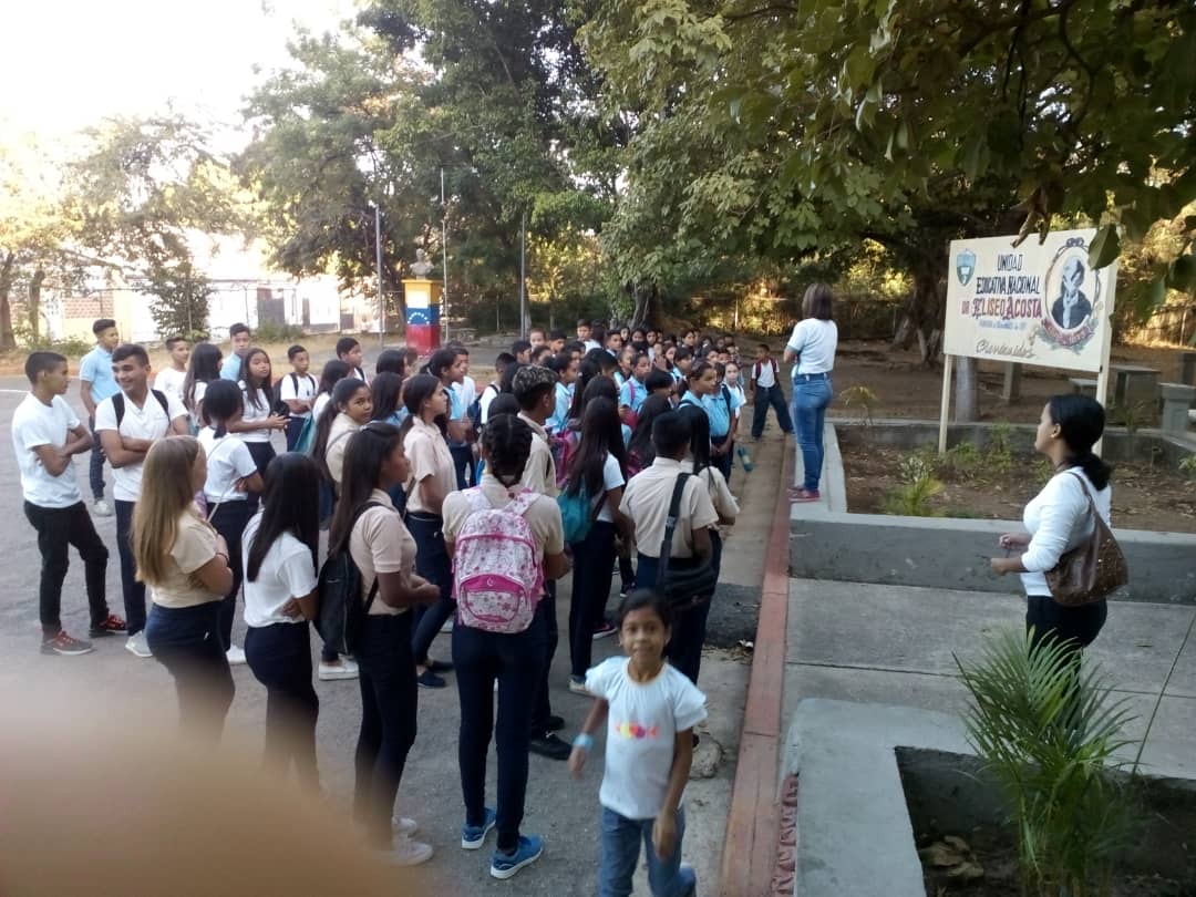 Vtiby1's tweet photo. Actividad cívica en la UEN Dr Elíseo Acosta, San Sebastian. Con entusiasmo y compromiso. #YoJuroConMaduro .@NicolasMaduro @aristobulopsuv @RMarcoTorres @leoalvacabrera @ZE_Aragua @CRIFPMA @solyosmig https://t.co/i97bAJJebc