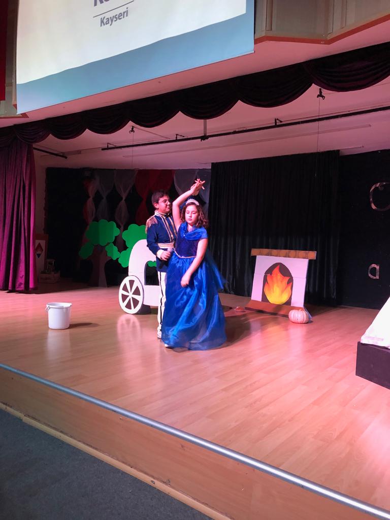 TolgaMarangoz_'s tweet photo. KayseriBahçeşehirKoleji #FLDnight #4thgrades #FairyTales @sinanayildirim @ahmetoba2 @sblgncglu https://t.co/PTMlTbjEbw