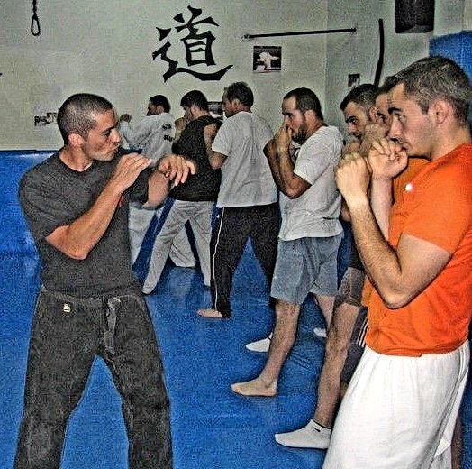 tomashermanbox's tweet photo. Hace 10 años impartía este Seminario de Boxeo como parte integrante del Curso de Defensa Personal Policial, exclusivo para FFCCSS. El arte de Fistiana aplicado en Seguridad.
#boxeo #boxing #córdoba #docencia #Formación #curso #Entrenador #boxingcoach #ComprendeyAprende https://t.co/16KOIcr3Gk