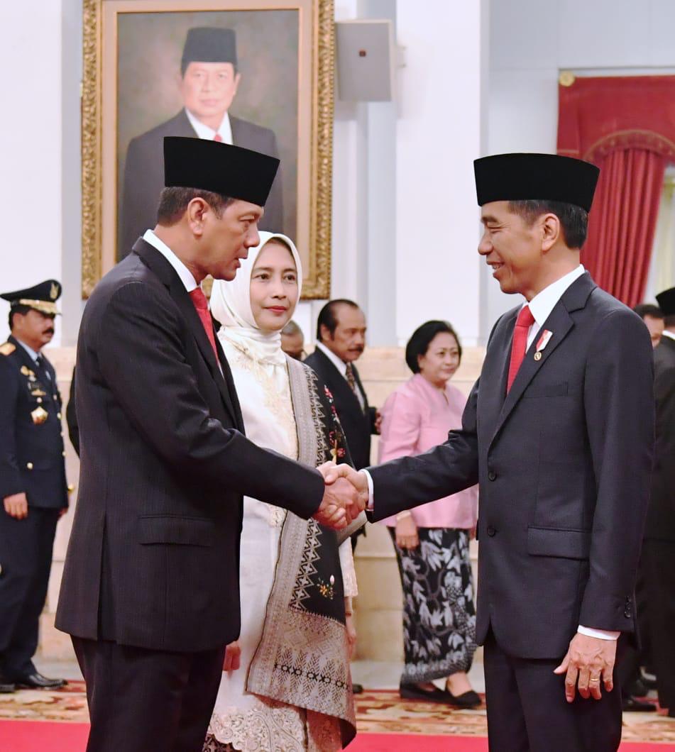jokowi's tweet photo. Negara kita ini berada di ring of fire yang rawan bencana. Kita perlu manajemen dan kepemimpinan kuat merespons bencana. Syarat itu ada dalam sosok Letjen Doni Monardo yang saya lantik jadi Kepala Badan Nasional Penanggulangan Bencana, pagi tadi. 

Selamat bekerja Pak Doni. https://t.co/s2KchU33A9