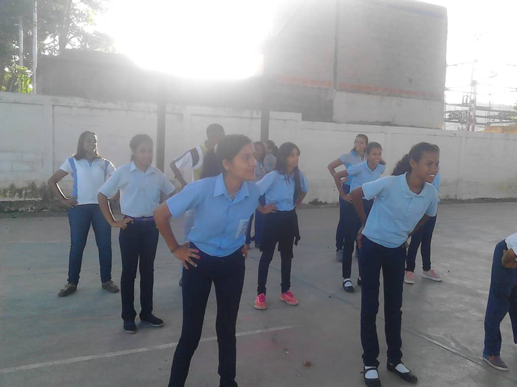 Vtiby1's tweet photo. En la UEN Wenceslao Casado Foncesa San Sebastian. Actividades físicas  enmarcadas en la convivencia y la paz. #YoJuroConMaduro @NicolasMaduro @aristobulopsuv @RMarcoTorres @leoalvacabrera @ZE_Aragua @CRIFPMA @solyosmig https://t.co/k6LHIwo9Fy