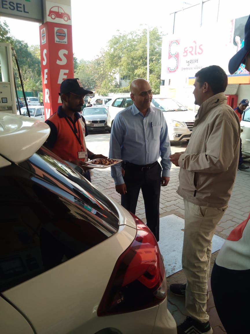 BedarkerVivek's tweet photo. @IndianOilcl @IOCGujarat Celebrated Customers Day At M/s Ketav Petroleum,  Ahmedabad , Gujarat https://t.co/OxAOYmc46V