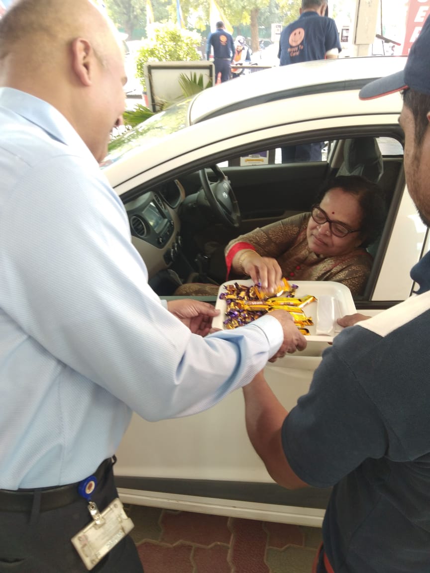 BedarkerVivek's tweet photo. @IndianOilcl @IOCGujarat Happy to meet customers who are all happy,  on customers day https://t.co/7sIHzKv0Gn
