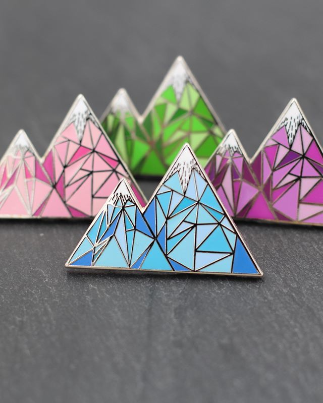 real_sic's tweet photo. Perfect for all mountain lovers and true thrill seekers. You can wear it at home whilst dreaming up your next ski and snowboarding adventure, or pin it to your backpack as you climb Colorado’s famous peaks!
#Geometric #Mountain #Colorado #pin #pins #enam… https://t.co/CcJAj1uQjB https://t.co/fJtLCrI4XP