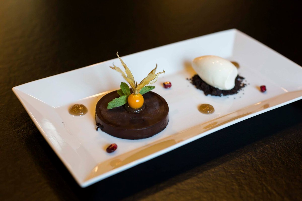 WOstrava's tweet photo. ČOKOLÁDOVÁ VARIACE / HRUŠKOVÝ GEL / MOCHYNĚ 🥮

CHOCOLATE SELECTION / PEAR JELLY / PHYSALIS 🥮 https://t.co/afoMygxXVt