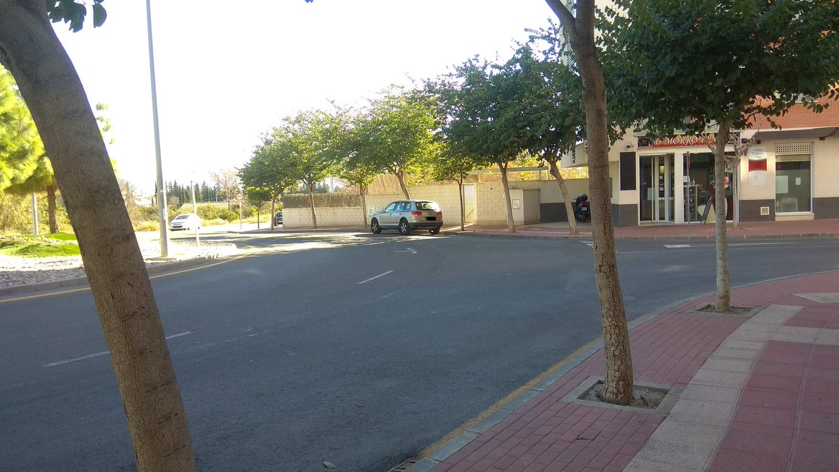 LupulandiaBL's tweet photo. #dia2 ahora, a medio día!! Da igual a qué hora , siempre hay alguien aparcado. Se crea #peligro , y algún día un accidente!! @MurciaPolicia @AytoMurcia , hoy que?? Tampoco?? #noenlarotonda de  Joven Futura. @JMEspinardo https://t.co/BNi4OjsU0B