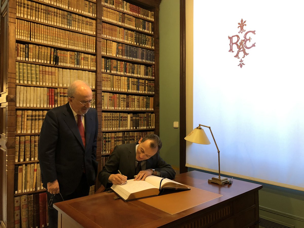 astro_duque's tweet photo. Hoy he visitado la Real Academia Española, encargada de velar por la lengua española en su constante adaptación a las necesidades de sus hablantes. Me he reunido con su nuevo director, Santiago Muñoz, y con los académicos responsables de las obras y proyectos de la @RAEinforma. https://t.co/vdMEIBeugN