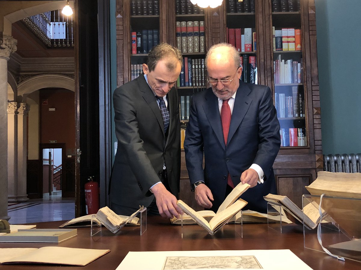 astro_duque's tweet photo. Hoy he visitado la Real Academia Española, encargada de velar por la lengua española en su constante adaptación a las necesidades de sus hablantes. Me he reunido con su nuevo director, Santiago Muñoz, y con los académicos responsables de las obras y proyectos de la @RAEinforma. https://t.co/vdMEIBeugN