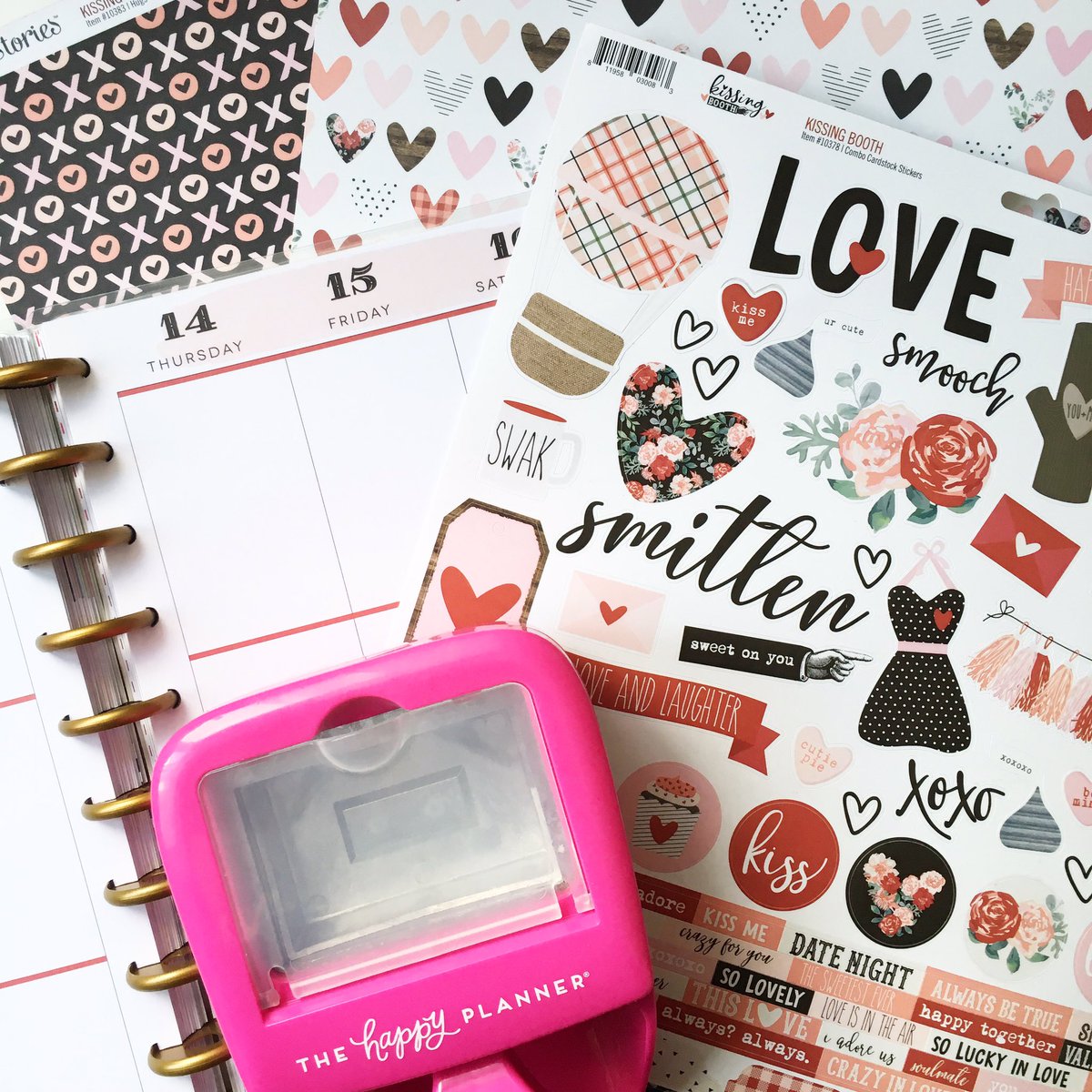 PaperDistrict_'s tweet photo. Tijd voor een Valentijn Spread in onze Happy Planner met de Kissing Booth Collectie van Simple Stories💕💞 Verkrijgbaar in de webshop! https://t.co/4ntz9iQuap https://t.co/dHDJSzMdZc