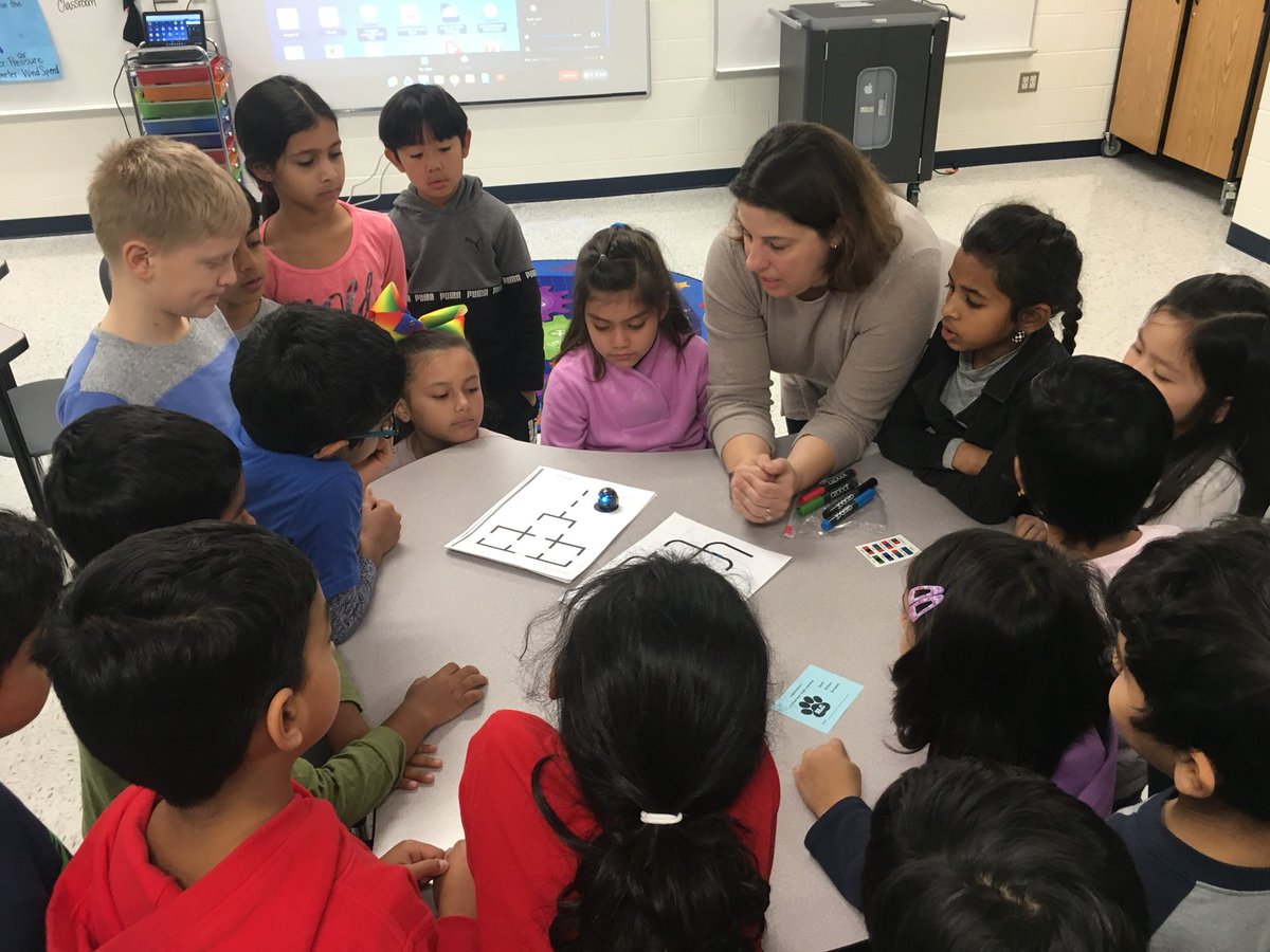 CallananCrew's tweet image. Learning about using sets of code to move the ozobot in different ways! #welovecode @tidbittechie @RLCPrincipal @RosaLeeCarterES