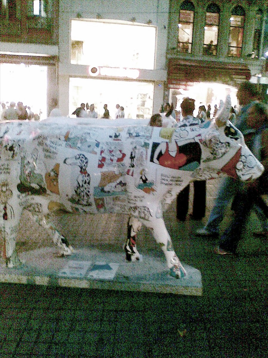Bu heykeller İki binlerin ikinci yarısında Cow Parade adıyla sergilendiği ülkelerde sanat etkinliği olarak hepimizi gülümsetmişti. Bu sevimli heykellerin İstanbul'a da yolu düşmüştü. 
Canımız, kıymetlimiz Akşit Togay Fotoğraflamış. ❤️❣️🐄📷 
#AkşitTogay 2007 İstanbul