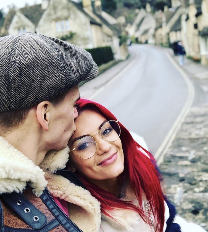 FCTIONFEELSGOOD's tweet photo. Like for joe in his glasses
Rt for Dianne wearing joes glasses https://t.co/KbGYF5EviL